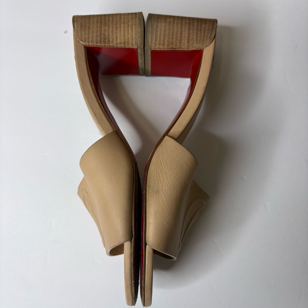 Christian Louboutin Cream Heel CL Logo Mule Slide Sandal
authentic size 7 - Picture 4 of 8